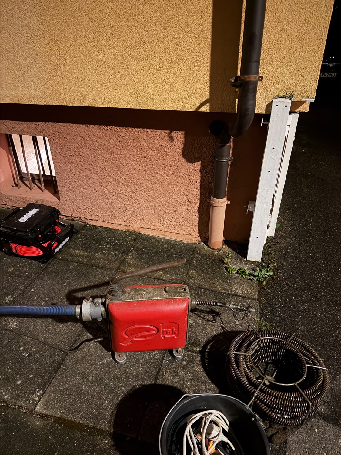 Professionelle Rohrreinigung am Fallrohr